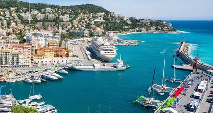 Appartement avec une piscine et une vue magnifique sur mer, ville et montagne.