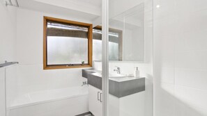 Shower, free toiletries, hair dryer - Apollo Bay People N Paws - Free WIFI, Netflix, Pets Welcome (Apollo Bay)