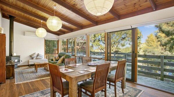 Dining - Apollo Bay People N Paws - Free WIFI, Netflix, Pets Welcome (Apollo Bay)