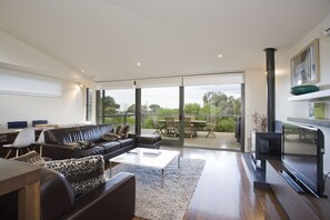 Unclassified image, 5 of 10, button - Beachside At Breakers (Lorne)