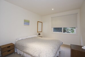 Unclassified image, 3 of 10, button - Beachside At Breakers (Lorne)