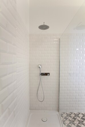 Douche, sĂšche-cheveux, serviettes fournies, shampoing