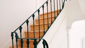 A staircase with black balusters and wooden steps. - Arthistorian's Residence ★ central & sunny (Lisboa)