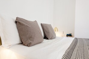 2 Schlafzimmer, Schreibtisch, Bügeleisen/Bügelbrett, Reisekinderbett