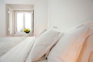 2 habitaciones, escritorio y tabla de planchar con plancha