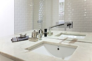 Douche, sèche-cheveux, serviettes fournies, shampoing