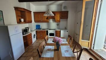 Fridge, microwave, oven, coffee/tea maker