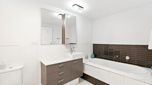 Regadera y amenidades de baño gratuitas 