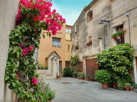 Parco della struttura. Casa rurale in Alt Empordà - Can Girmas (affitto completo) - per 4/6 persone