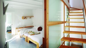 Een moderne slaapkamer met een houten bed, een nachtkastje en een groot raam.
