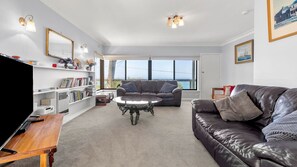 TV - Retro Retreat - Old school fun (Lorne)