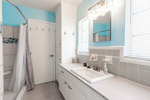 Ensemble douche/baignoire, sèche-cheveux, serviettes fournies