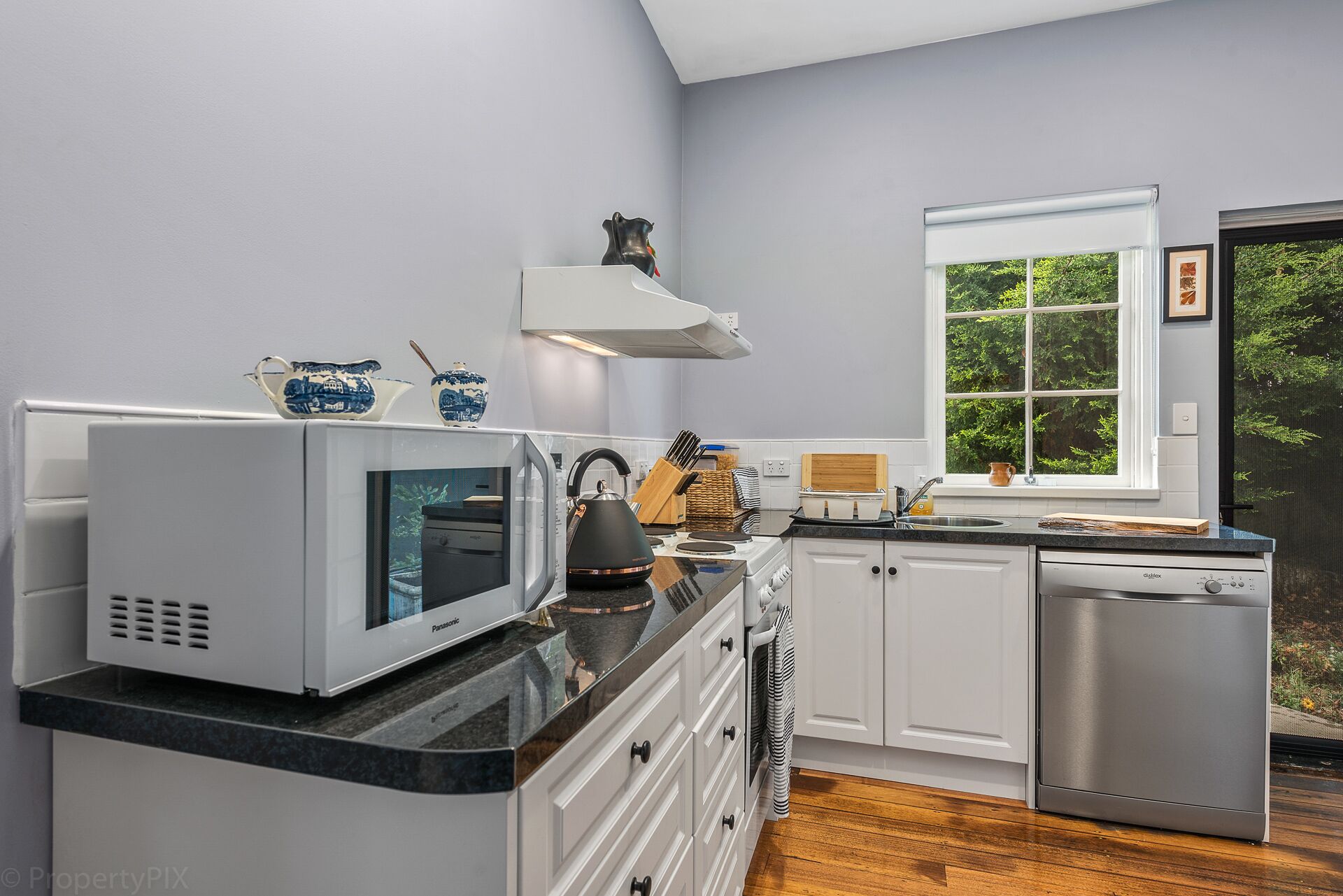 Gatehouse on Stoke is a fully modernised cosy and inviting Heritage cottage. — image 10