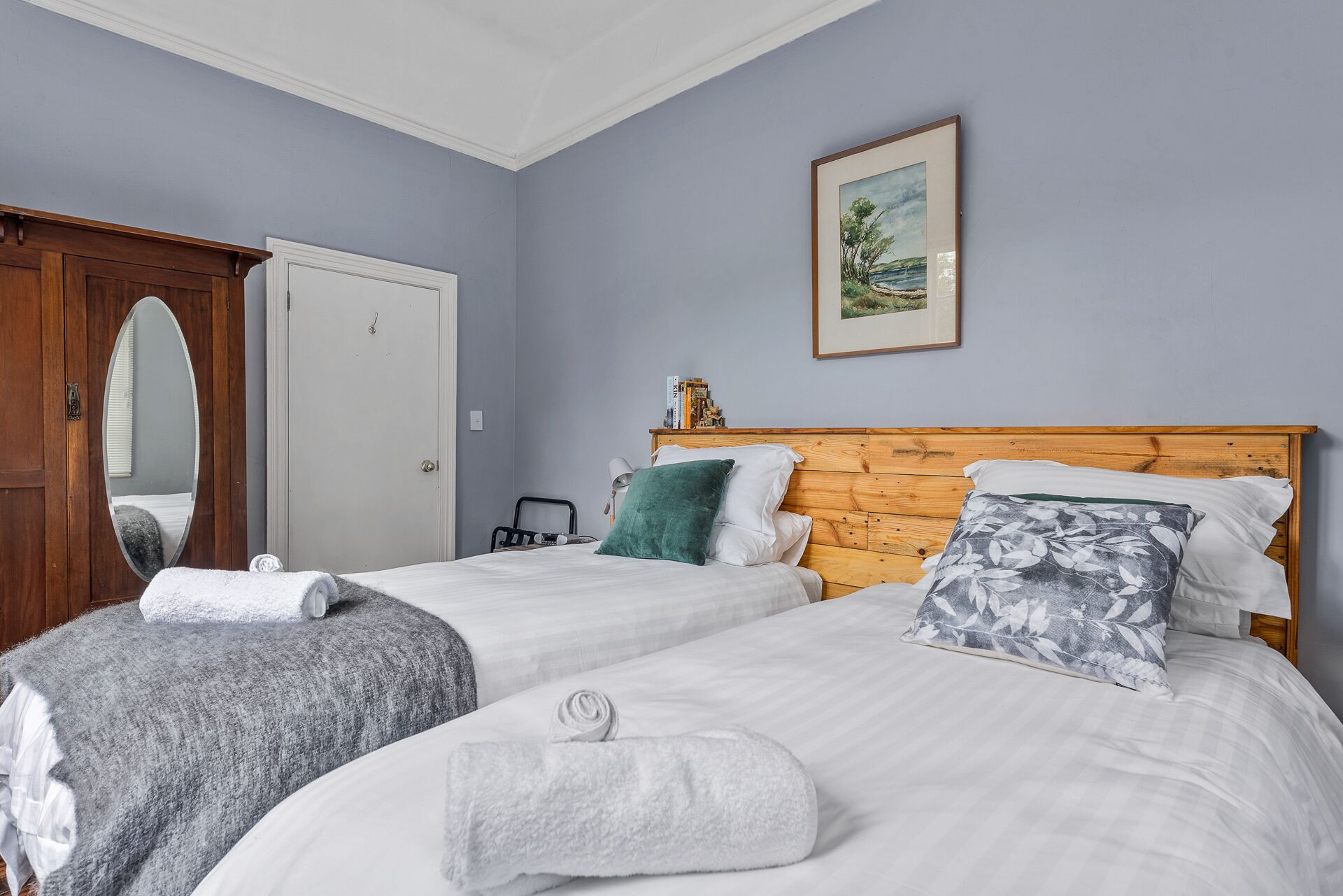 Gatehouse on Stoke is a fully modernised cosy and inviting Heritage cottage. — image 15
