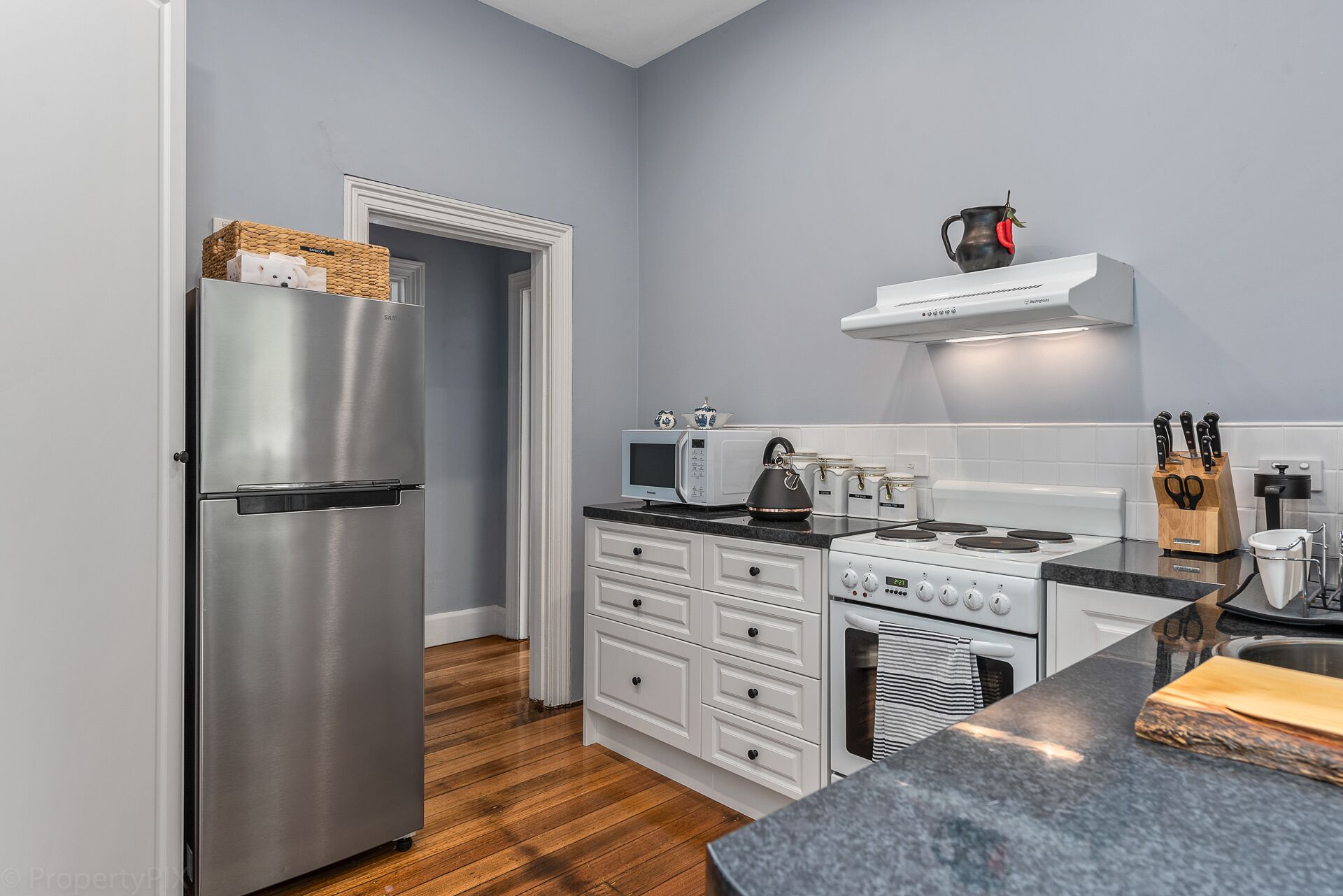 Gatehouse on Stoke is a fully modernised cosy and inviting Heritage cottage. — image 8