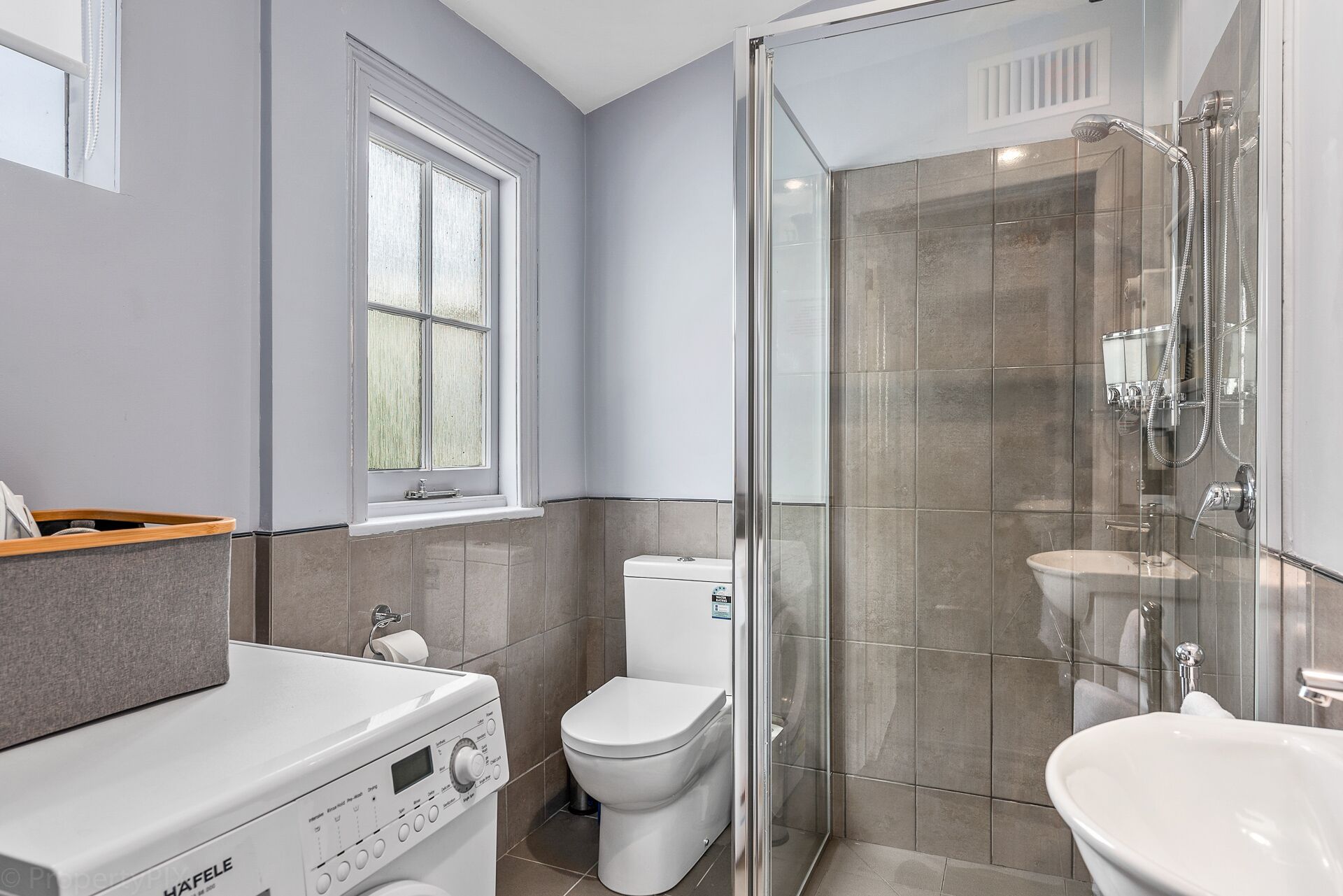 Gatehouse on Stoke is a fully modernised cosy and inviting Heritage cottage. — image 6