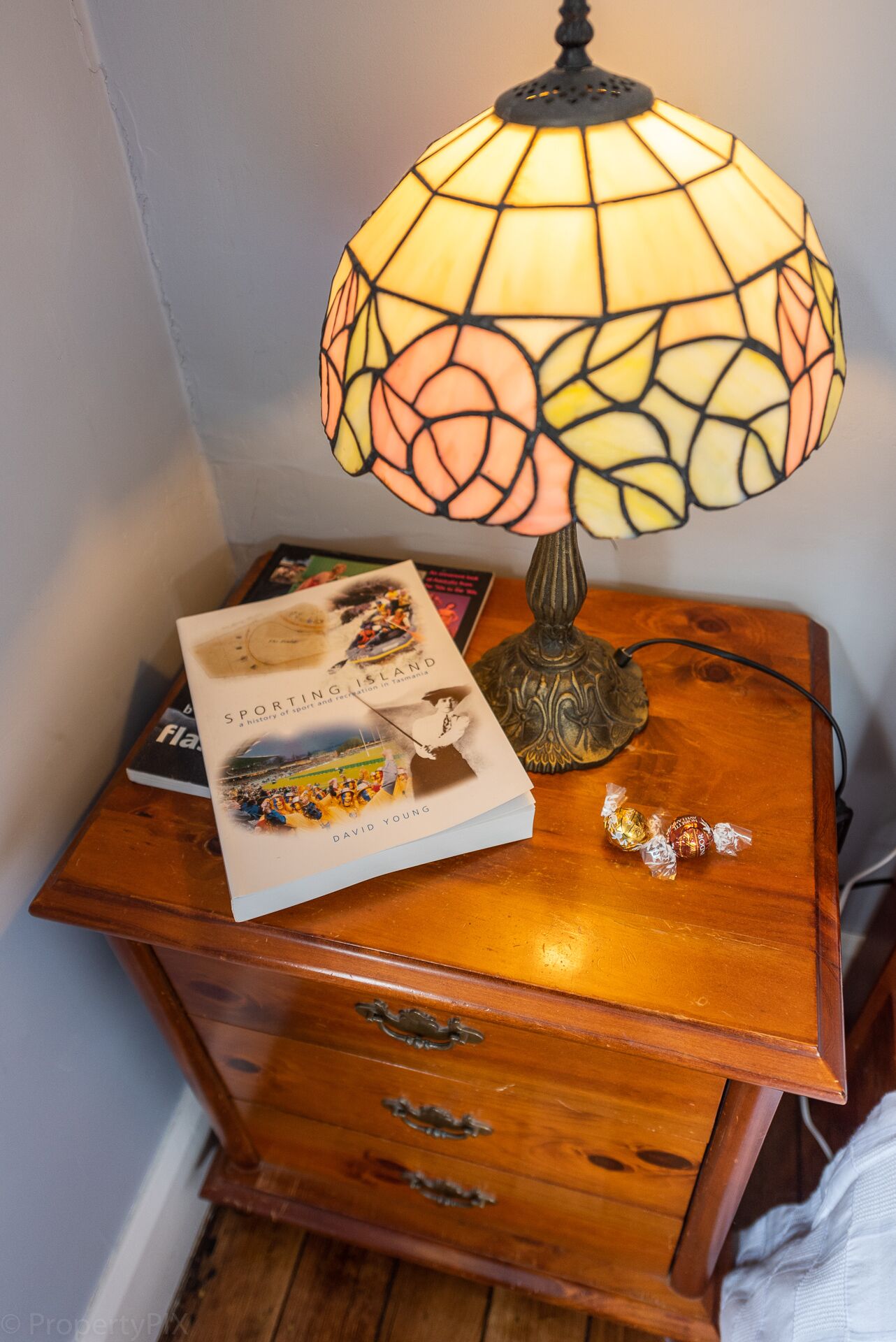 Gatehouse on Stoke is a fully modernised cosy and inviting Heritage cottage. — image 9