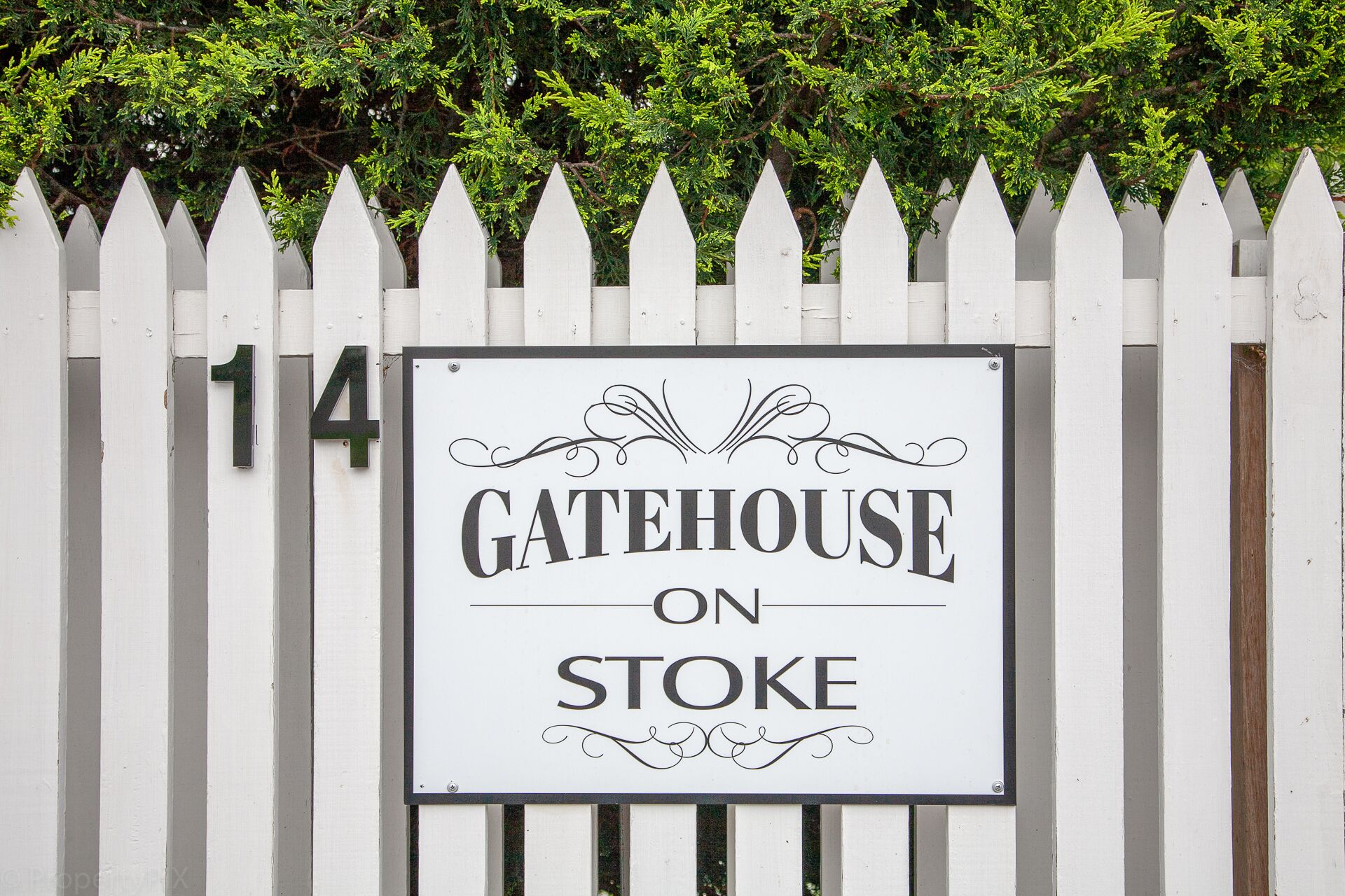 Gatehouse on Stoke is a fully modernised cosy and inviting Heritage cottage. — image 23