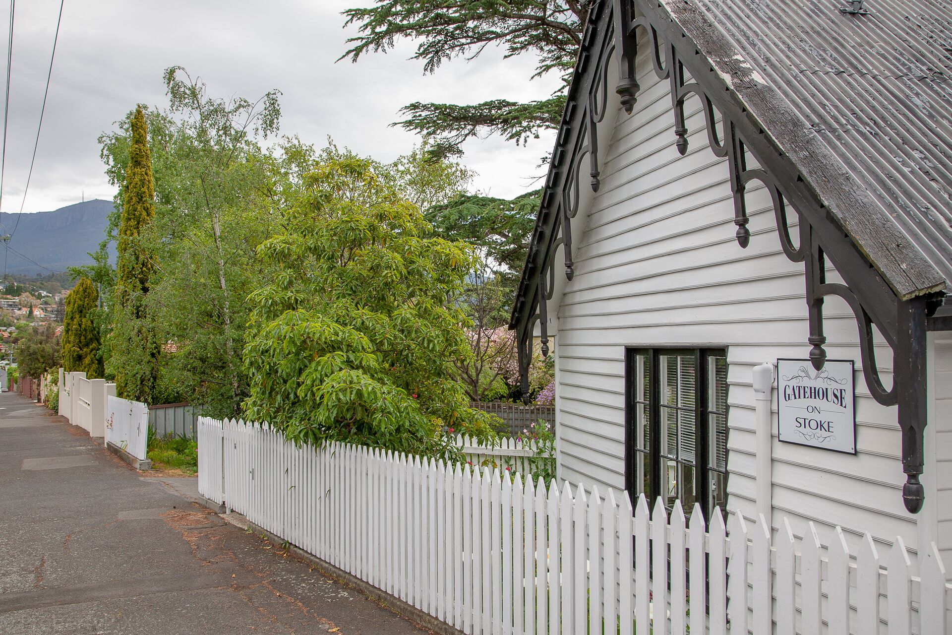 Gatehouse on Stoke is a fully modernised cosy and inviting Heritage cottage. — image 24