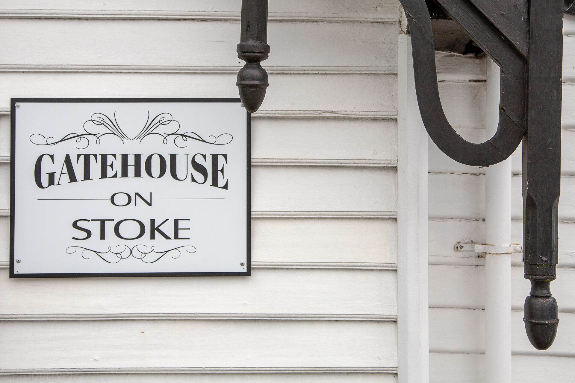 Gatehouse on Stoke is a fully modernised cosy and inviting Heritage cottage. — image 2