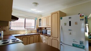 Geladeira, micro-ondas, fogão, cooktop