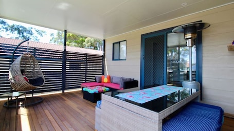 Terrace/patio. The Weekender Jervis Bay - 8 MIN DRIVE TO HYAMS BEACH!!