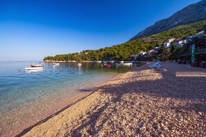 Beach nearby, sun-loungers, beach towels