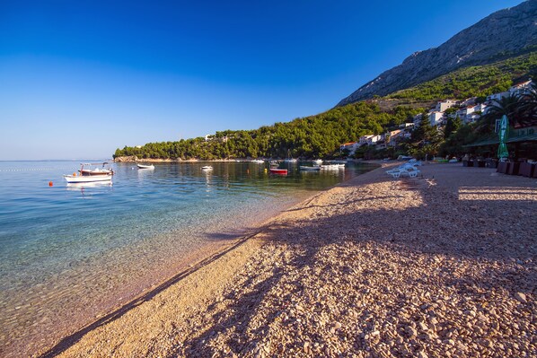 Vlak bij het strand, ligstoelen aan het strand, strandlakens