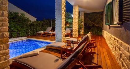 OFFRE SPĂCIALE!! Tout neuf! Villa de luxe Jasmina avec piscine chauffĂ©e en bord de mer !!!