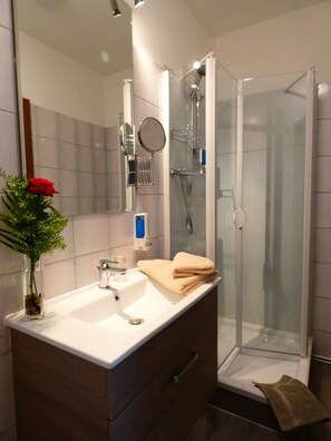 Single Room | Bathroom | Shower, hair dryer, towels - Schlossgartenpassage (Ohrdruf)