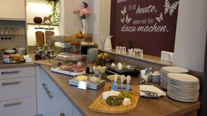 بوفيه فطور مجانًا يوميًا