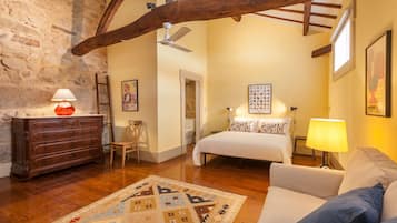 Double Room (Amarelo) | Individually decorated, soundproofing, iron/ironing board, free WiFi