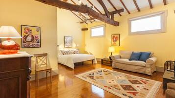Double Room (Amarelo) | Individually decorated, soundproofing, iron/ironing board, free WiFi