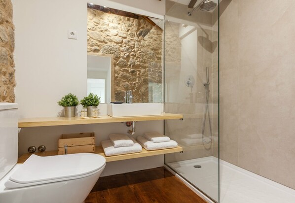 Standard Double Room, 1 Double Bed (Encarnado) | Bathroom | Shower, free toiletries, hair dryer, towels
