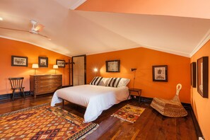 Décoration personnalisée, fer et planche à repasser, Wi-Fi gratuit
