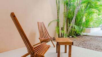 Estudio estándar, 1 cama King size, cocina, vista a la ciudad | 1 habitación, escritorio, cortinas blackout y wifi gratis