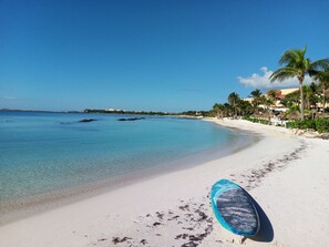 Beach nearby, white sand - Villas Picalu Studios & Suites (Puerto Aventuras)