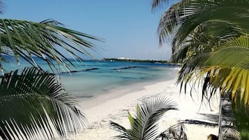 Playa en los alrededores y playa de arena blanca