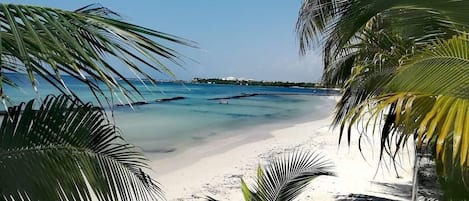 Ubicación cercana a la playa y arena blanca