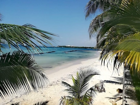 Una playa cerca, arena blanca