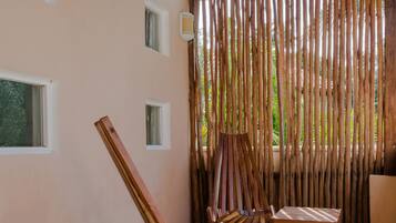 Standard Studio Suite, 1 King Bed, Kitchenette, Pool View | Desk, blackout curtains, free WiFi, bed sheets