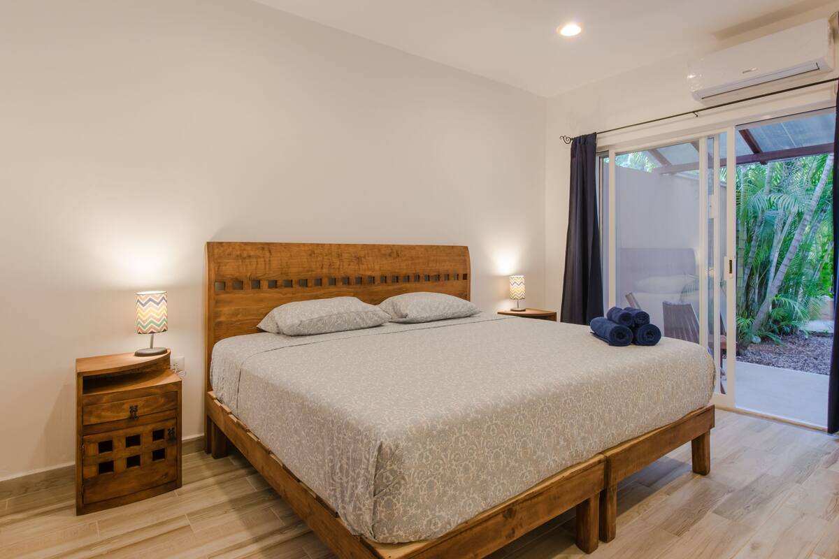 Escritorio, cortinas blackout, wifi gratis y ropa de cama 