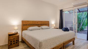 Estudio estándar, 1 cama King size, cocina, vista a la ciudad | 1 habitación, escritorio, cortinas blackout y wifi gratis