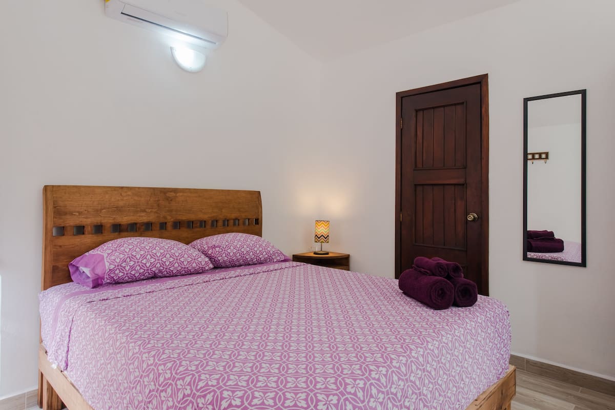 Escritorio, cortinas blackout, wifi gratis y ropa de cama 