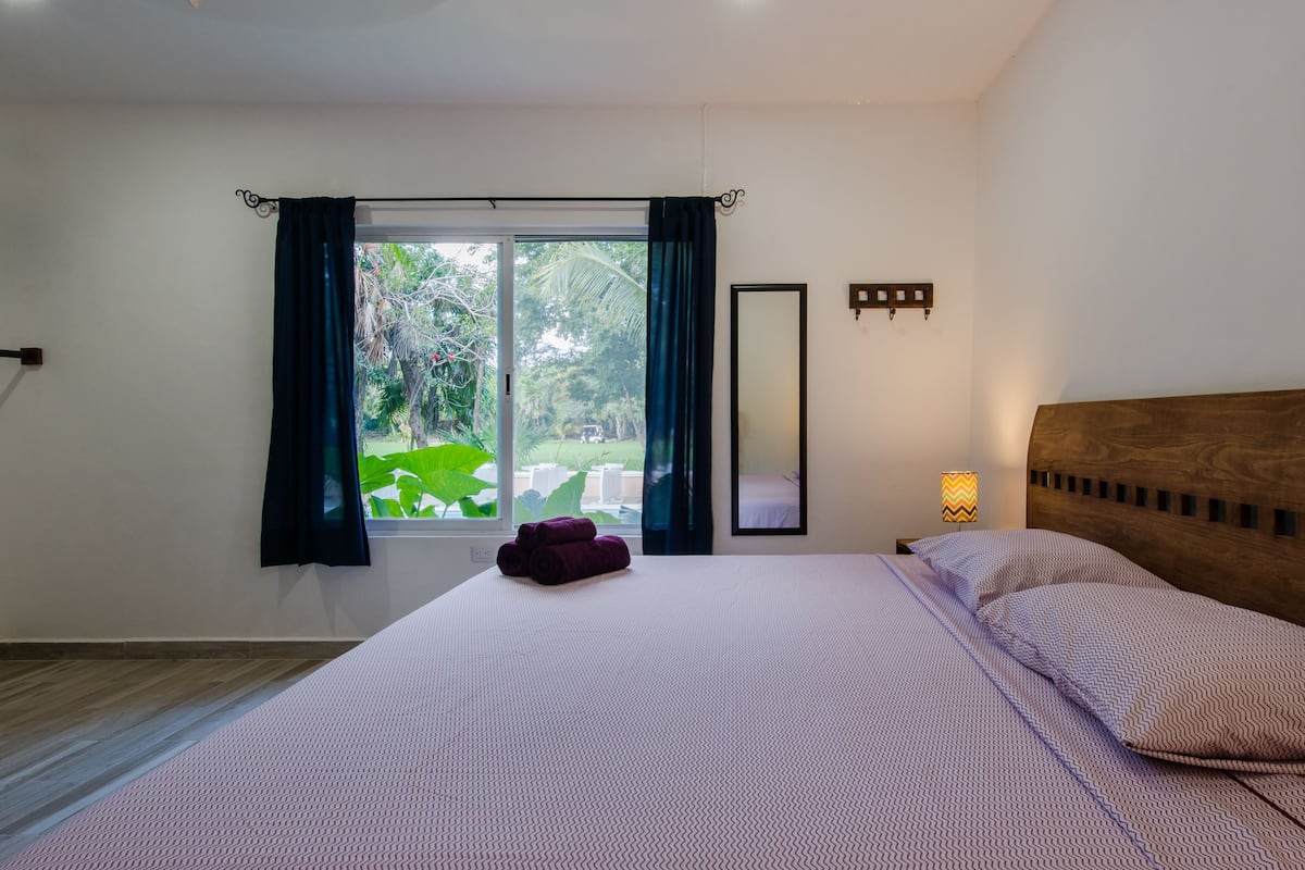Escritorio, cortinas blackout, wifi gratis y ropa de cama 