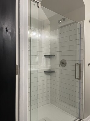 Baignoire, serviettes fournies, savon, shampooing