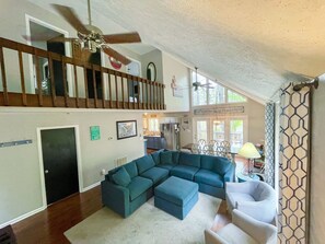 Smart TV, video games, DVD player, foosball - 2.5 wooded acres on quiet deep water cove - create great vacation memories. (Moneta)