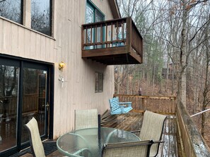 Outdoor dining - 2.5 wooded acres on quiet deep water cove - create great vacation memories.  (Moneta)