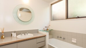 Bathtub, free toiletries