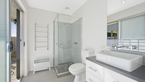 Shower, free toiletries - The Lookout 3BR Ocean views (Apollo Bay)